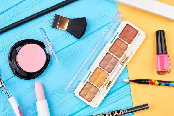 Cosmetici e strumenti su sfondo colorato . — Foto Stock