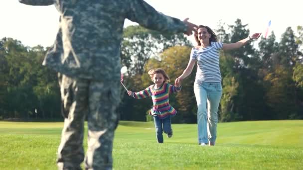 Uzun zamandır beklenen toplantı ailesiyle birlikte askeri baba. — Stok video
