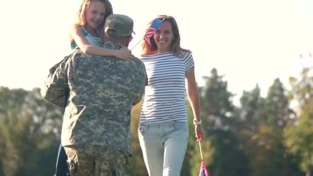 Soldat réuni avec sa famille par une journée ensoleillée dans le parc . — Video