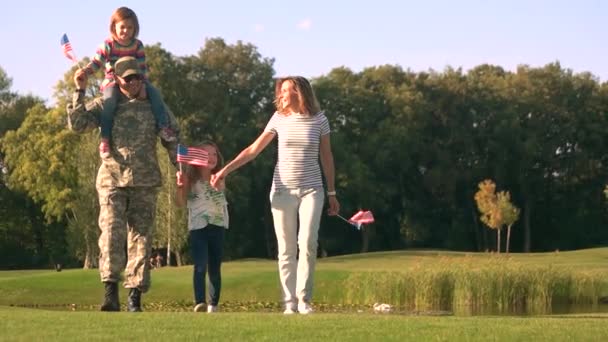 Patriotische Familie mit militärischem Vater. — Stockvideo