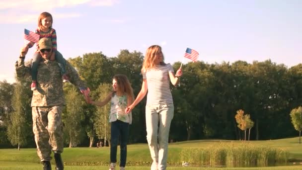 美国陆军士兵与家庭在公园 — 图库视频影像