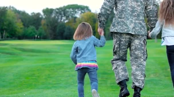 Vista posterior de cerca familia feliz con el padre militar . — Vídeo de stock