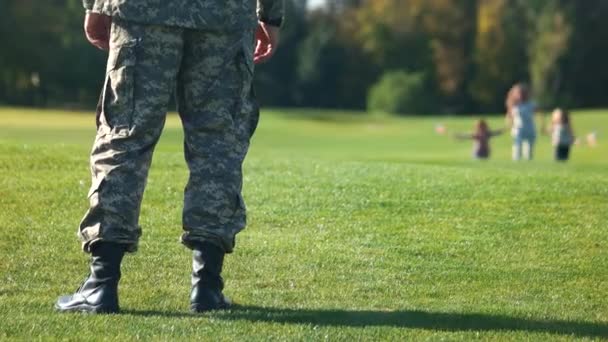 Zpět zadní nohy vojáka, čekání na spuštění rodinní příslušníci. — Stock video