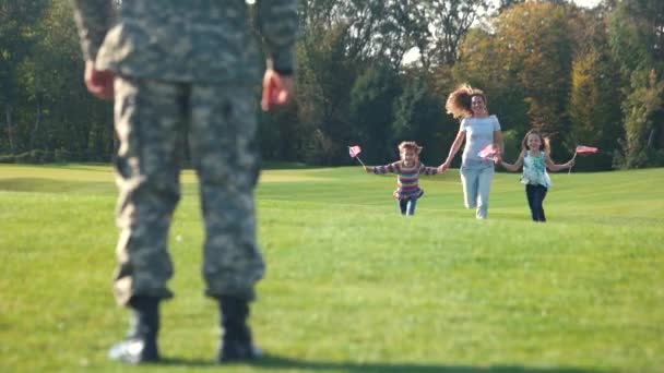 Möt anlände militära far begreppet. — Stockvideo