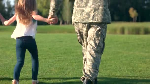 Μας στρατιώτης του στρατού με τη σύζυγό του κρατώντας τα χέρια κόρη. — Αρχείο Βίντεο