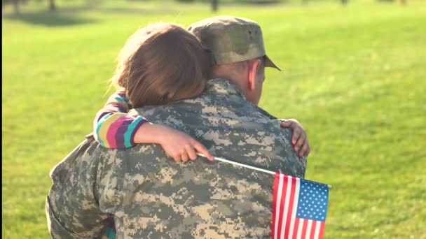 Hermosos abrazos conmovedores de niña con su padre militar volvieron . — Vídeo de stock