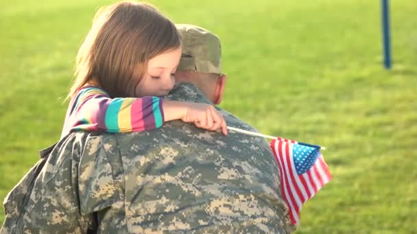 Soldado americano reunido con su hija en un día soleado al aire libre . — Vídeo de stock