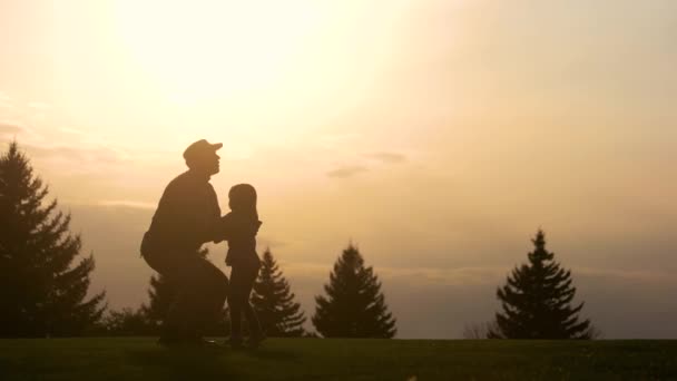 Vader hebben plezier met dochter silhouet. — Stockvideo