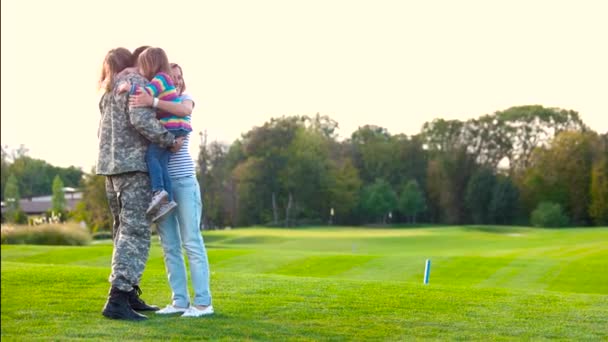 Soldado de licença abraçando filhas e esposa . — Vídeo de Stock