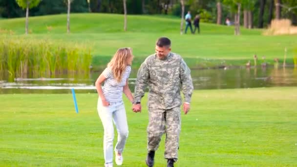 Underbara par promenader tillsammans i parken. — Stockvideo