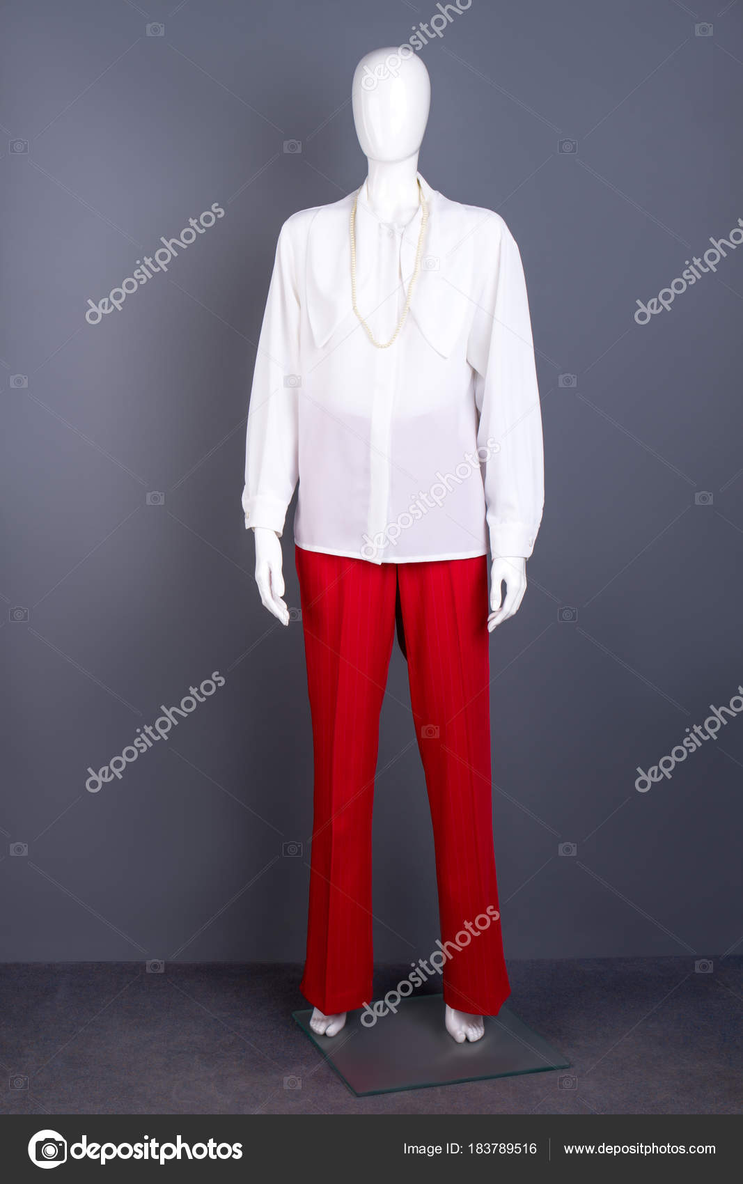 Pantalon rojo con blusa blanca sale