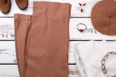 Kadınlar için düz yatıyordu şık giyim.