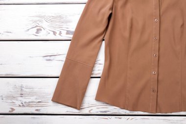 Kadın resmi tarzı bluz düğmeli.