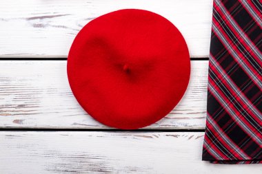 Kadın kırmızı bere, üstten görünüm.