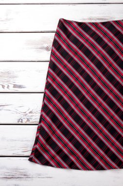 Klasik kırmızı çizgili etek.