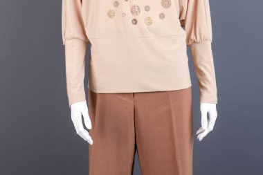 Manken üzerinde kadın giyim.