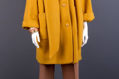 Kadın manken sarı pardesü.