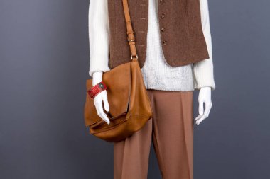 Moda aksesuarları ile kadın manken.