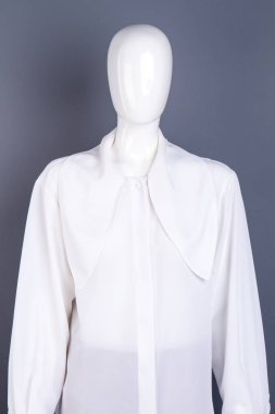 Uzun kollu beyaz gömlek bayanlar için.