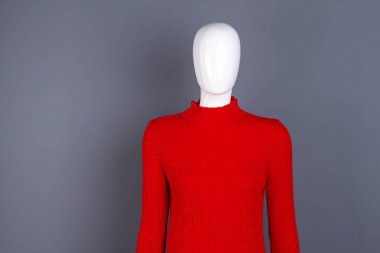 Kırmızı moda balıkçı yaka kazak manken.