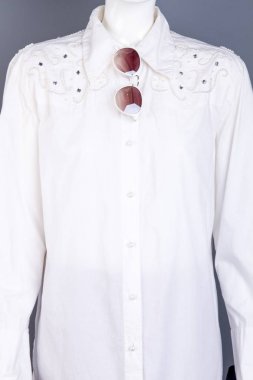 Kadın rhinstones ile zarif bluz beyaz.