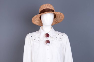 Kadın hasır şapka ve güneş gözlüğü.