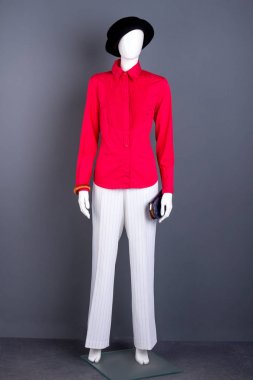 Şık kıyafetleri içinde tam uzunlukta manken.