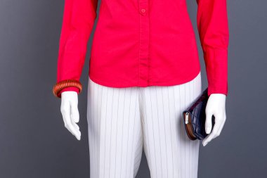 Kırmızı bluz, bilezik ve m-cüzdan.