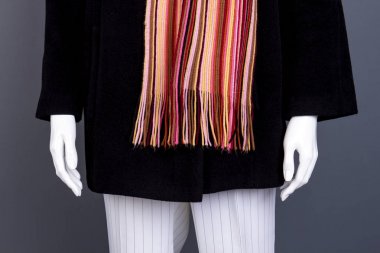 Siyah ceket, atkı ve pantolon kadar yakın.