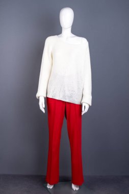 Beyaz kazak ve kadın manken üzerinde kırmızı pantolon.