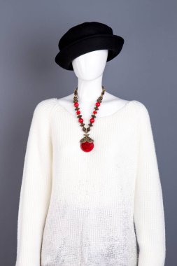 Beyaz örgü kazak ve kolye.