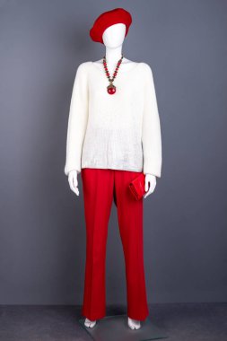 Zarif kadın giyim giyinmiş manken.