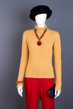 Siyah şapka, kırmızı pantolon ve aksesuarları.