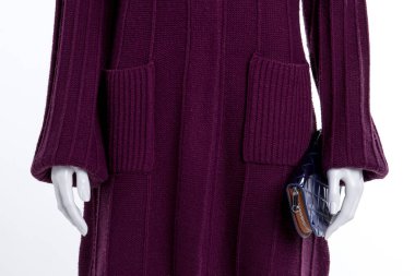 Kadın örgü desenli hırka kadar kapatın.