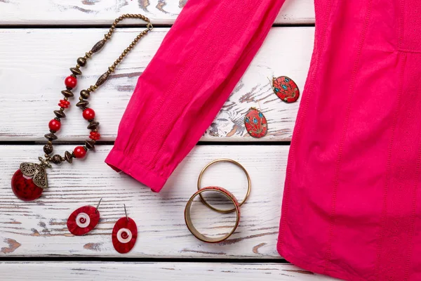 Blusa roja femenina y joyas . — Foto de Stock