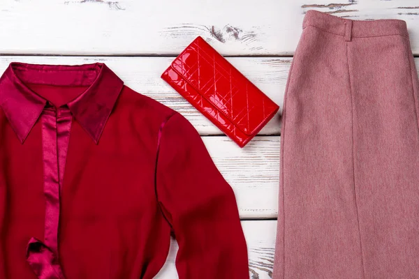 Ropa clásica femenina y bolso rojo . — Foto de Stock
