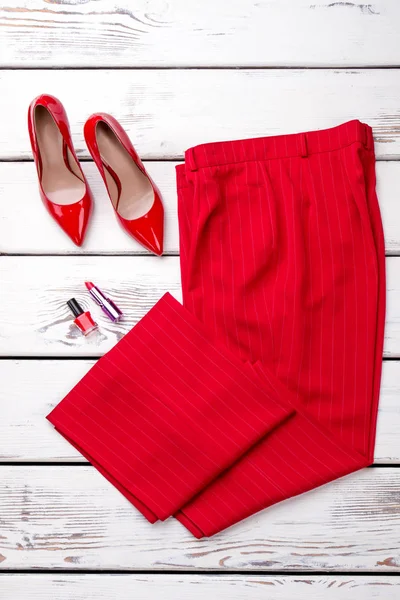 Женская красная классическая одежда, вид сверху . — стоковое фото