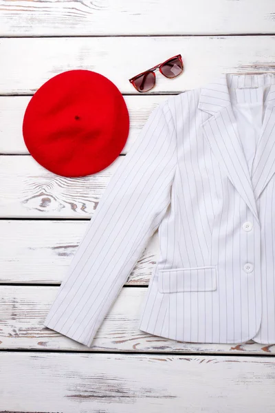 Boina roja femenina y chaqueta blanca . —  Fotos de Stock
