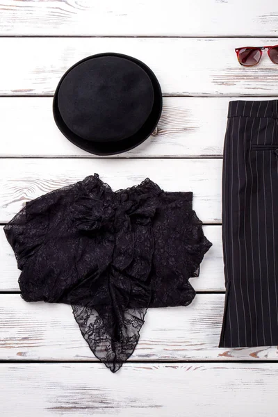 Conjunto de ropa femenina negra, fondo de madera . —  Fotos de Stock