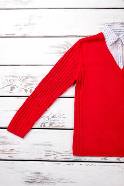 Maglione donna in maglia rossa con colletto . — Foto Stock