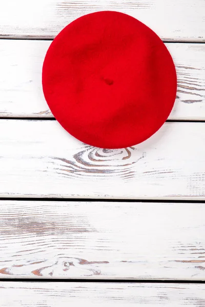 Boina de feltro vermelho feminino, espaço de cópia . — Fotografia de Stock