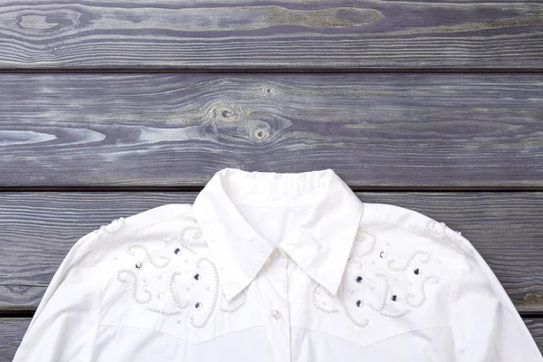 Белая женская рубашка со стразами . — стоковое фото