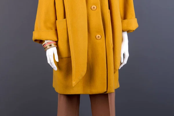 Manequim feminino em top coat amarelo . — Fotografia de Stock