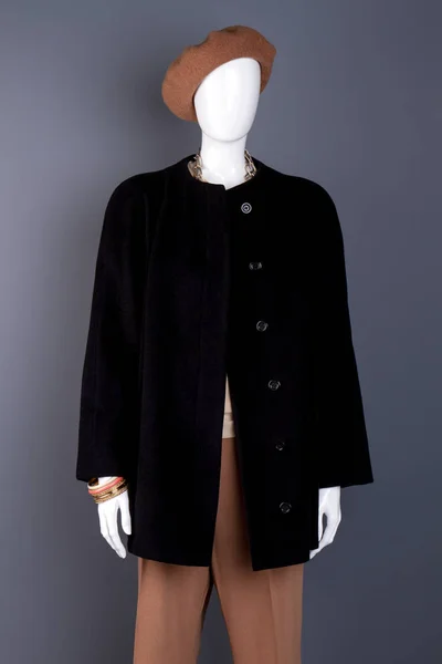 Maniquí femenino vestido con abrigo negro . — Foto de Stock