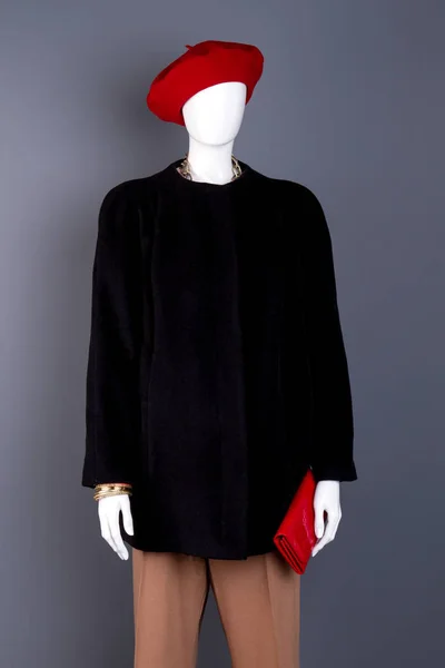 Manequim feminino em vestuário preto e vermelho . — Fotografia de Stock
