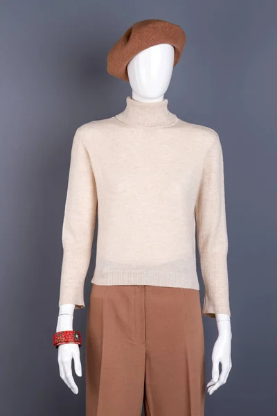 Witte trui en bruine broek op etalagepop. — Stockfoto