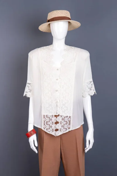 Женский манекен в шляпе, блузке и брюках . — стоковое фото