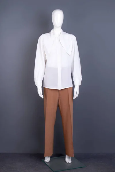 Camisa branca do chiffon das mulheres no manequim . — Fotografia de Stock