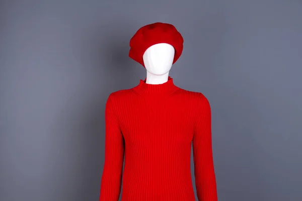 Манекен в красном берете и свитере . — стоковое фото