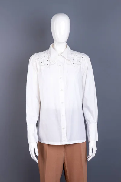 Белая блузка со стразами на манекене . — стоковое фото